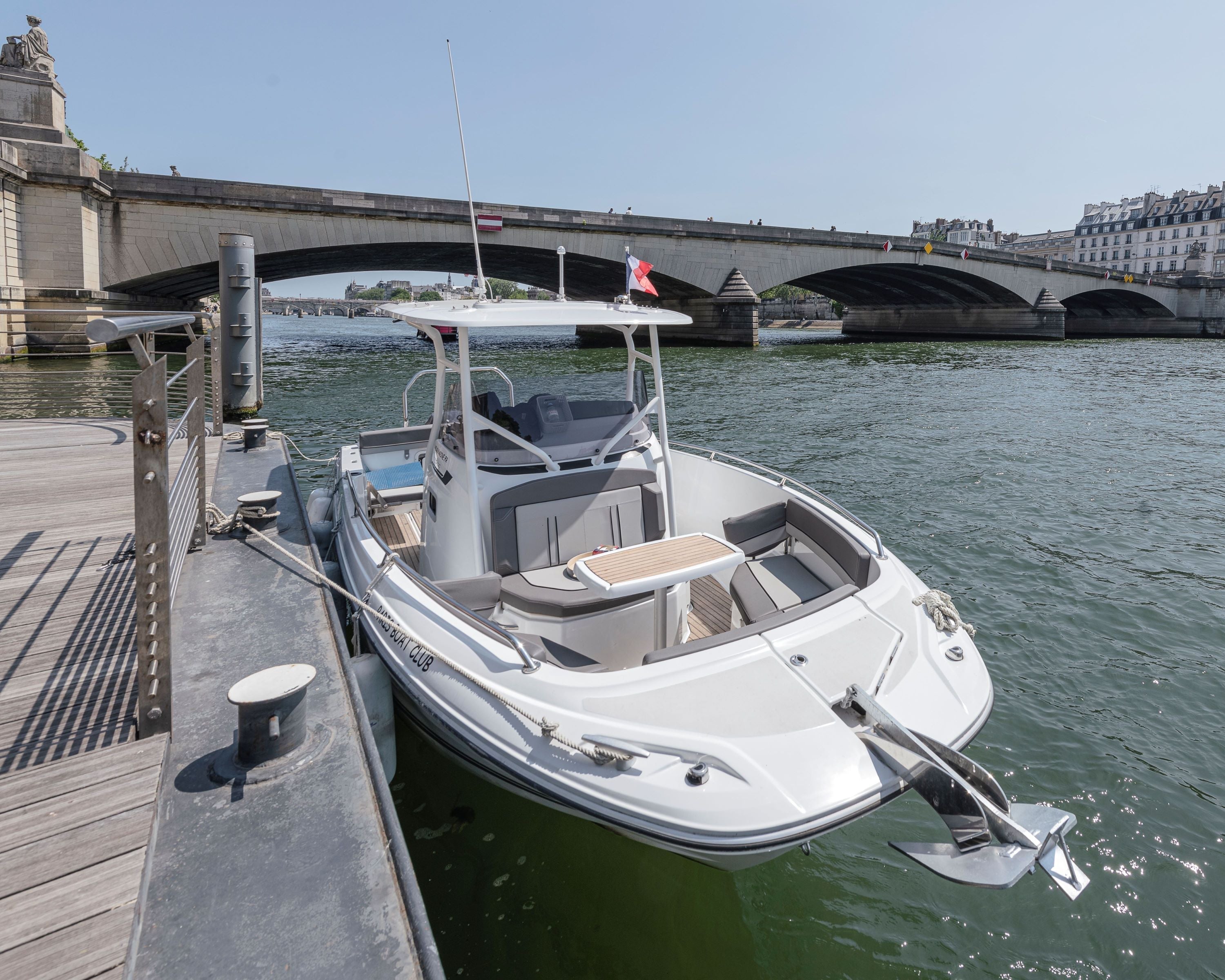 ParisBoatClub EscaleduLouvre Croisière fluviale à Paris