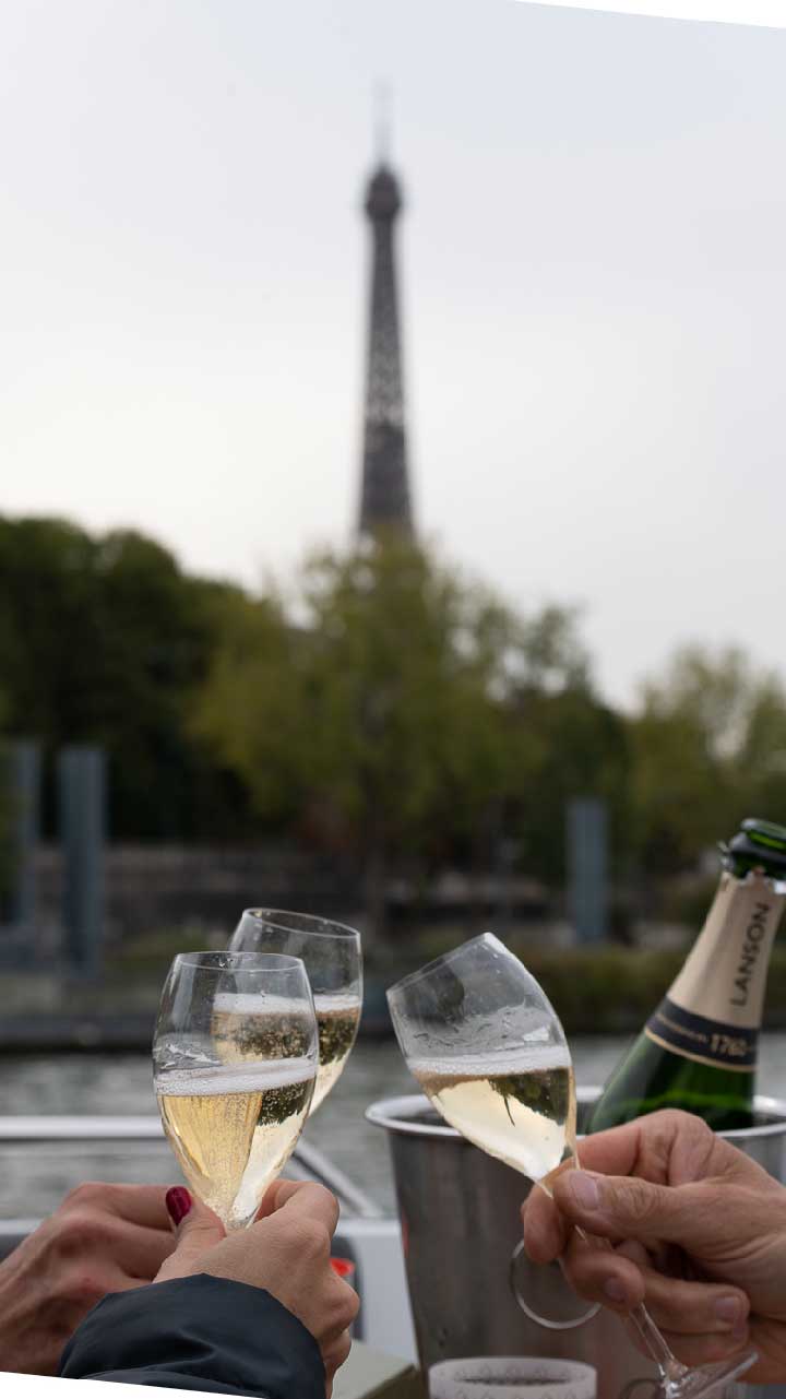 croisiere apero sur la seine a paris devant la tour eiffel
